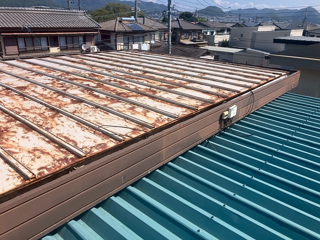 錆が目立つ金属屋根